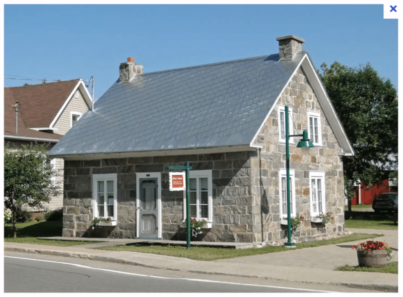 Maison angle droit et centrée